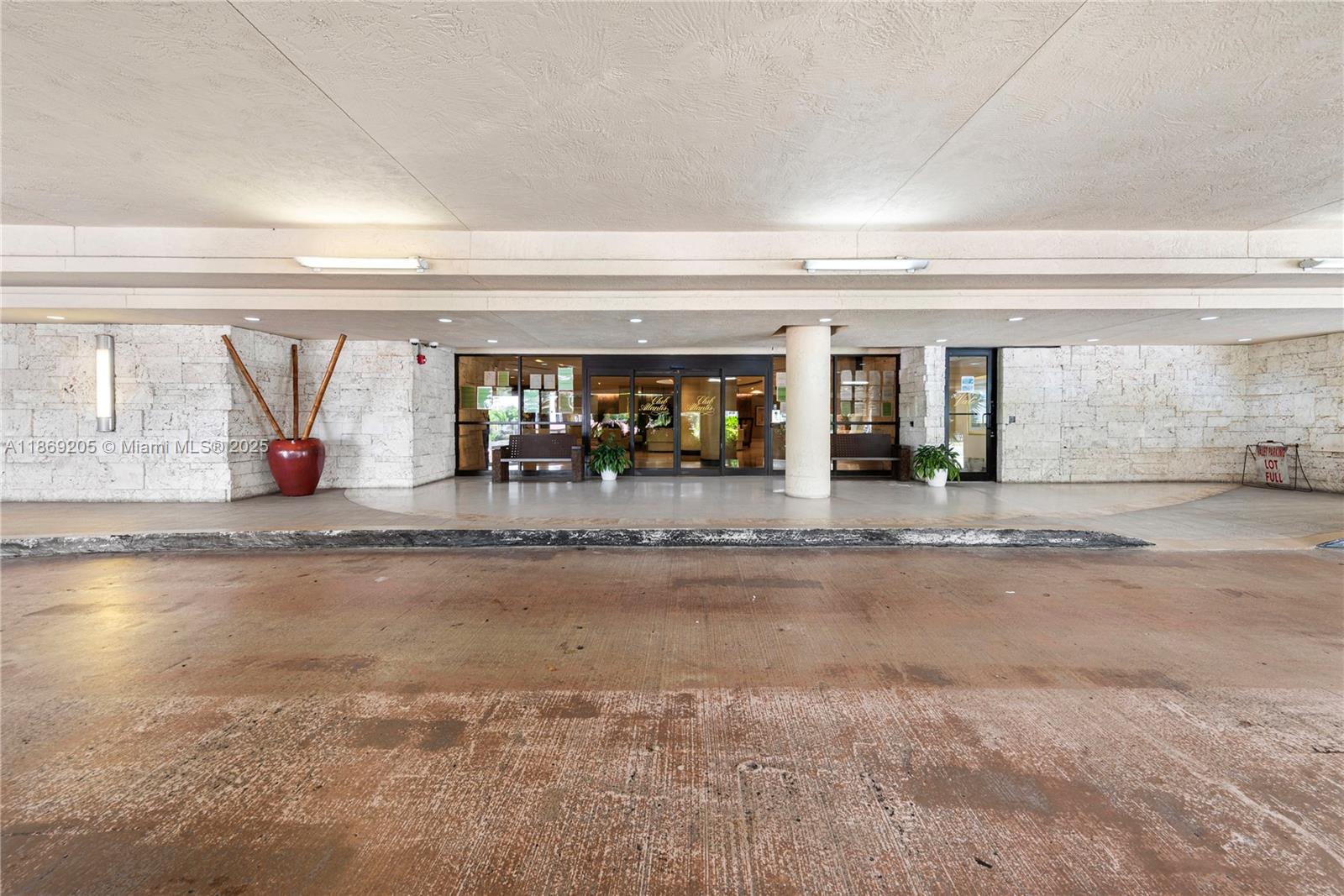 2555 Collins Ave # 607