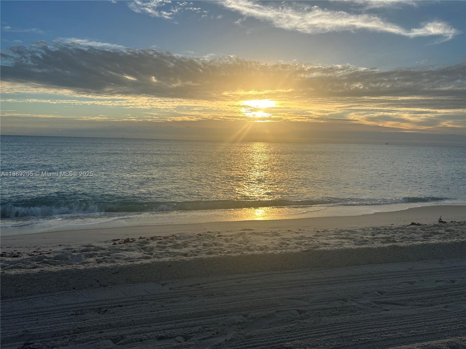 2555 Collins Ave # 607