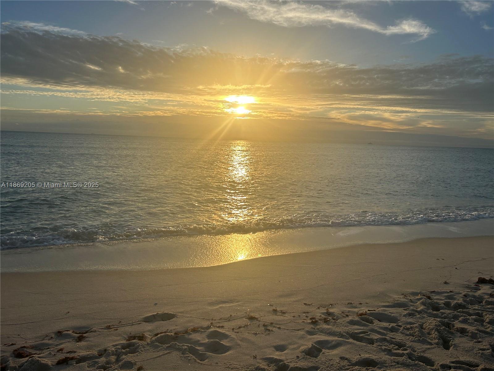 2555 Collins Ave # 607