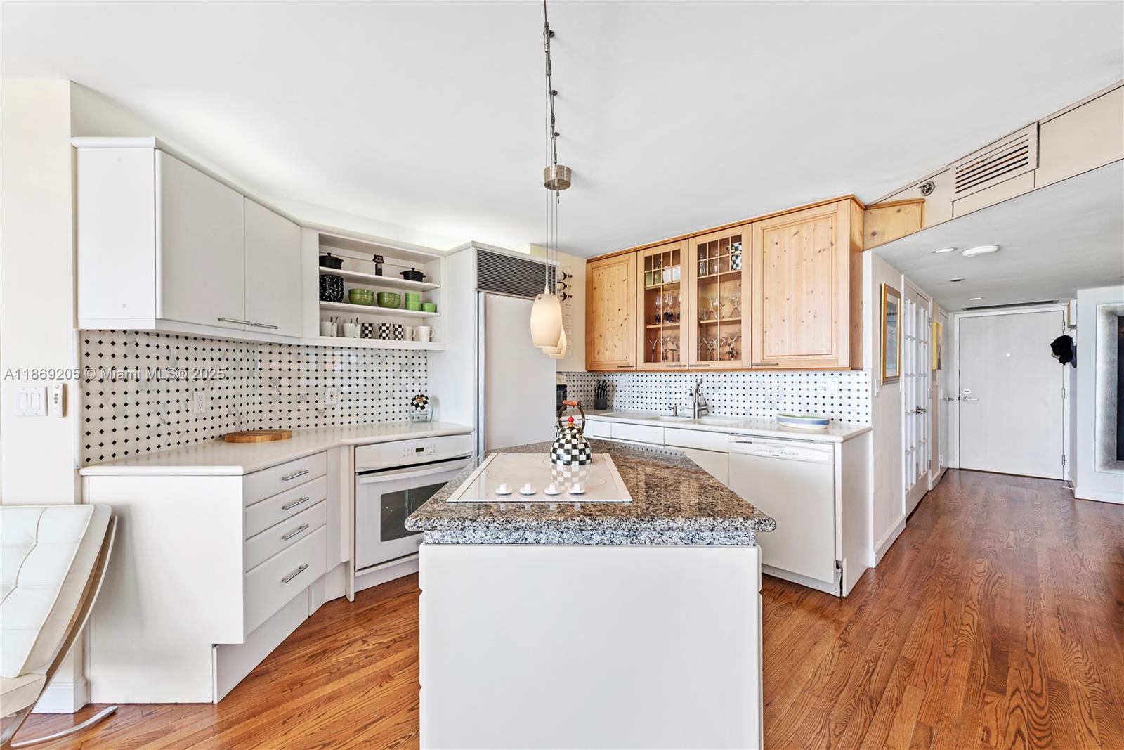 2555 Collins Ave # 607