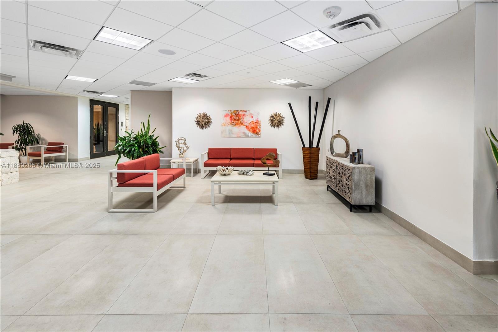 2555 Collins Ave # 607