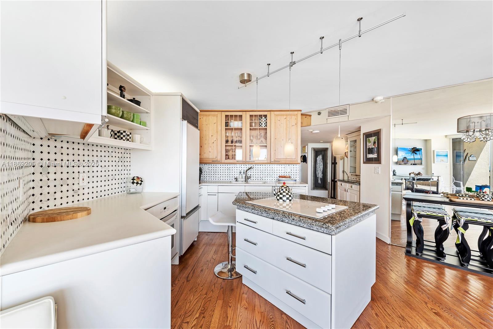 2555 Collins Ave # 607