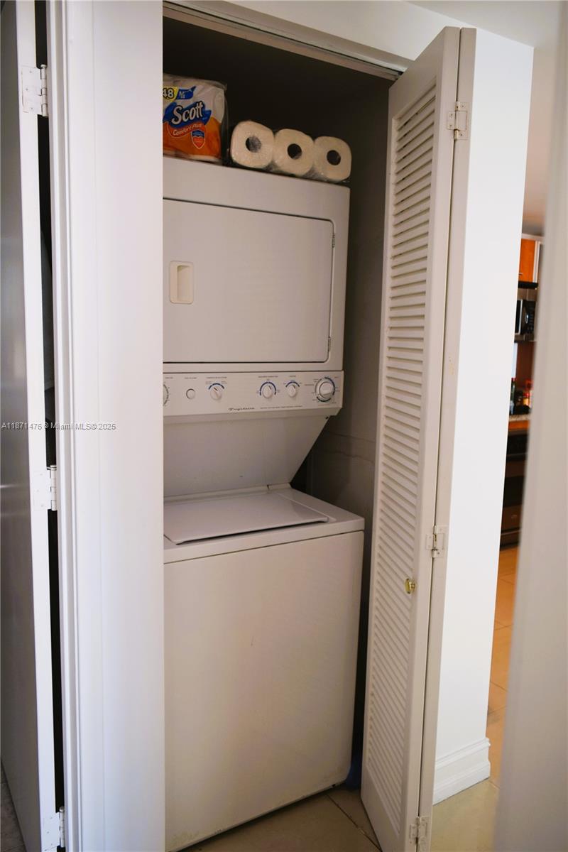 185 SW 7th St # 1614