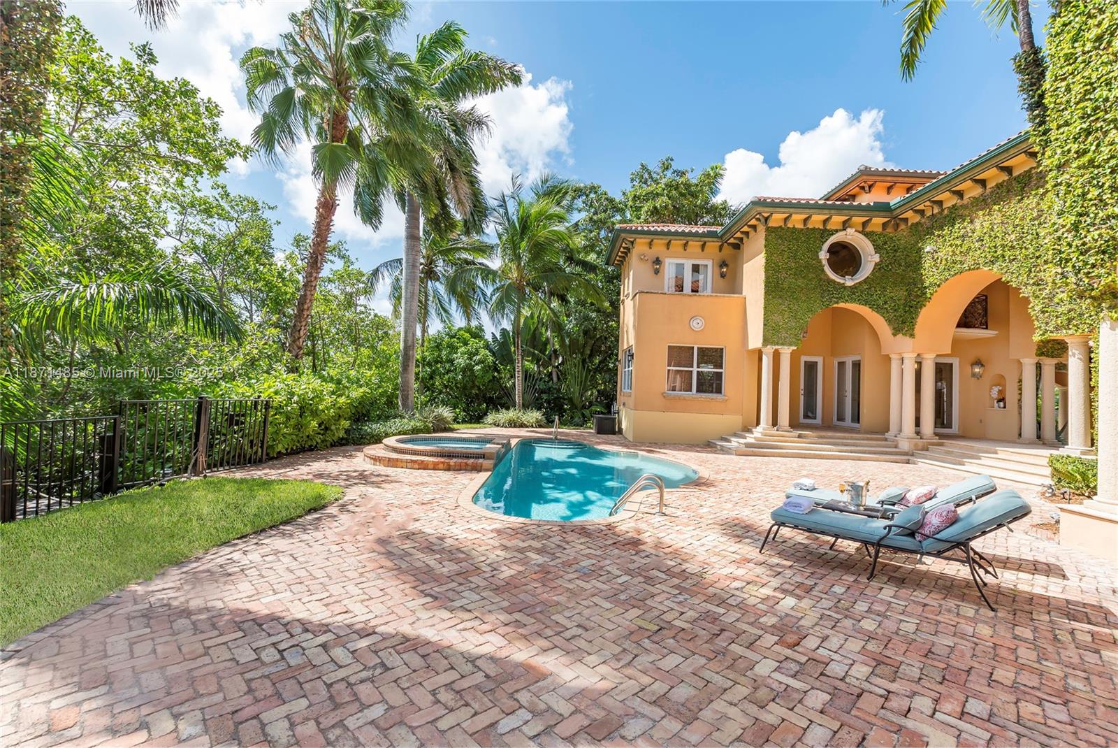104 Paloma Dr