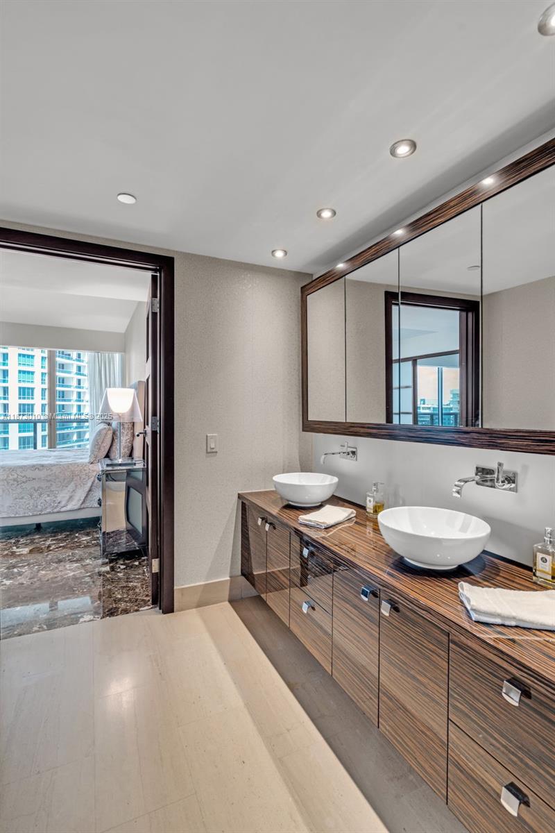 5875 Collins Ave # 1503