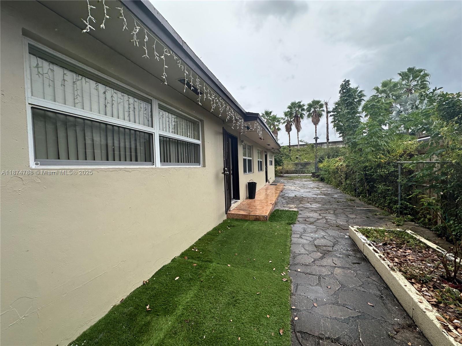 280 NW 39th St Unit: -