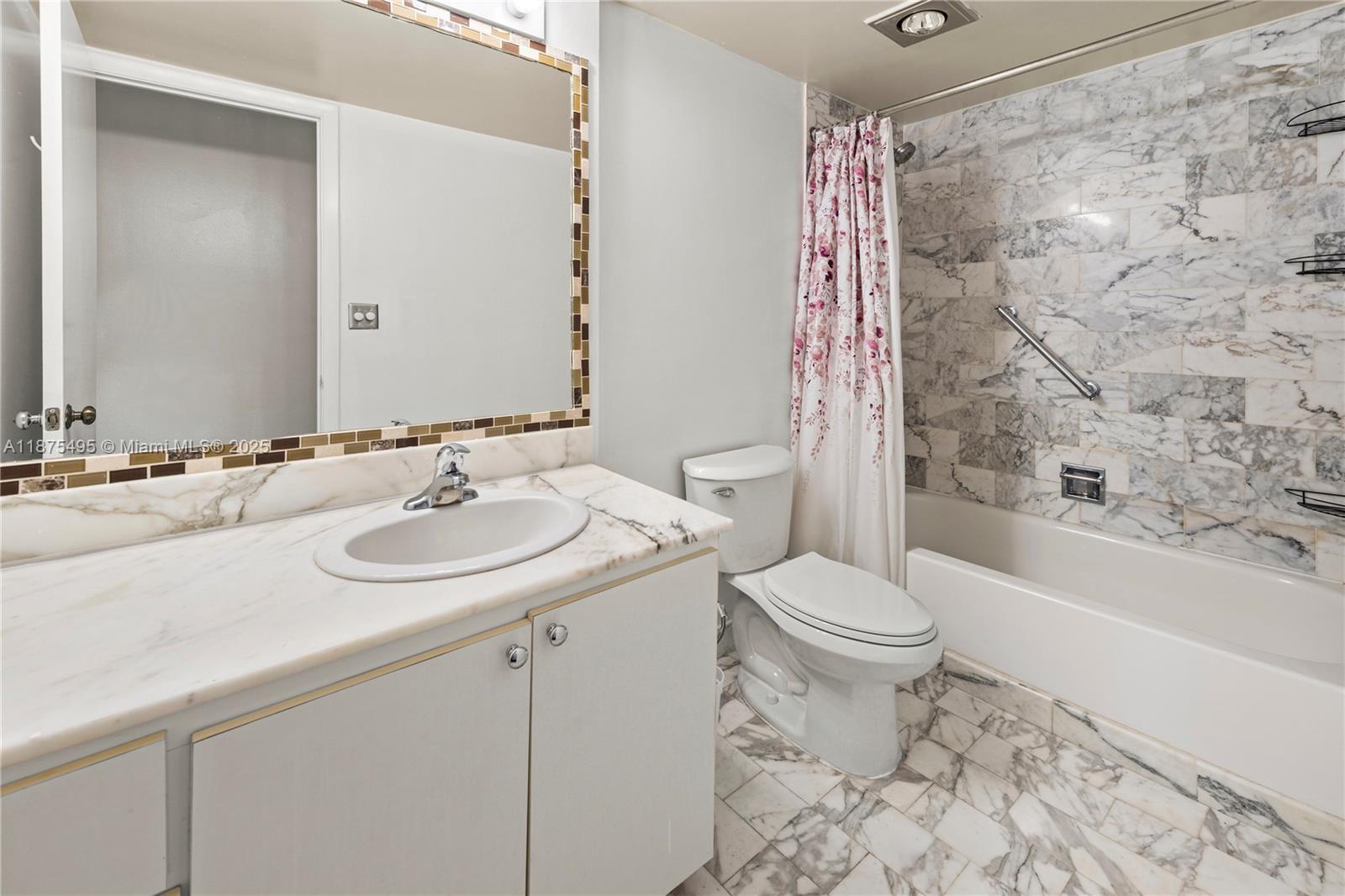 2555 Collins Ave # 403