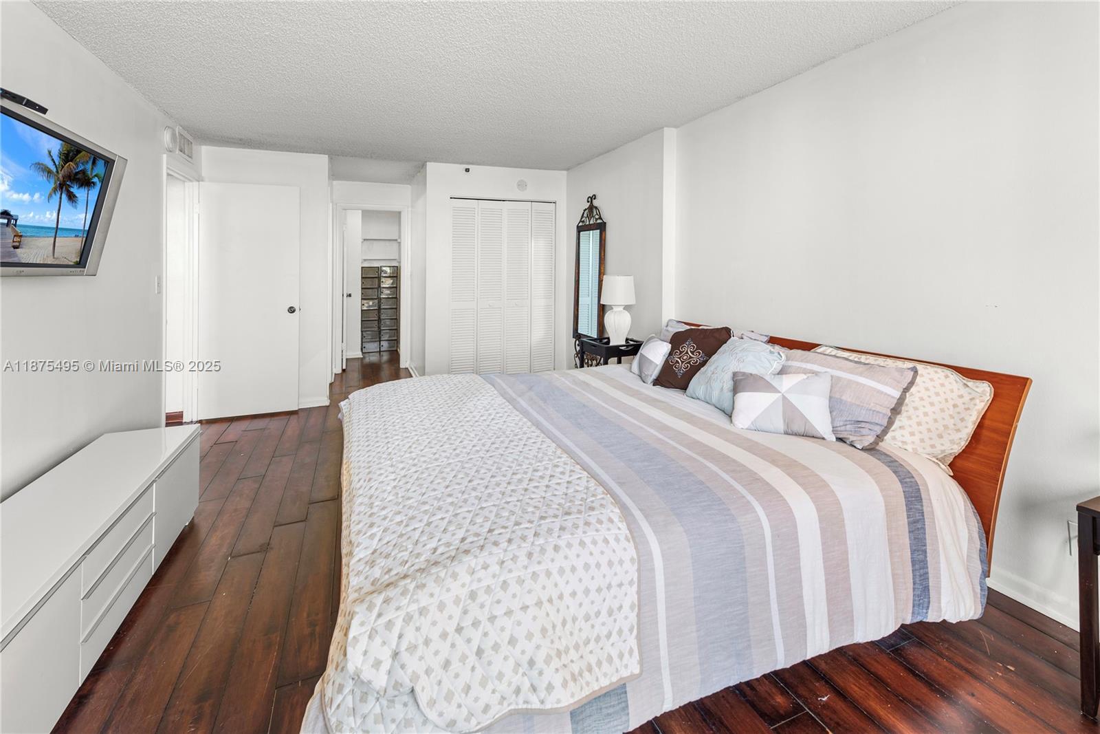 2555 Collins Ave # 403