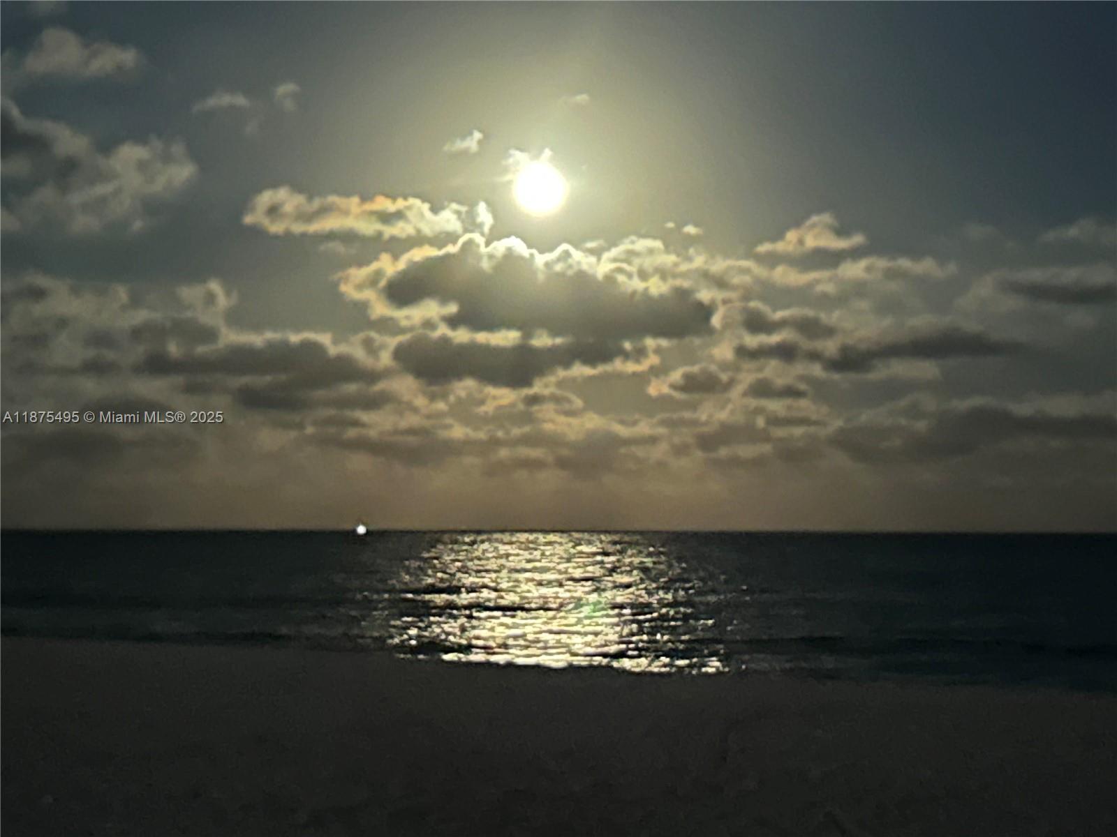 2555 Collins Ave # 403