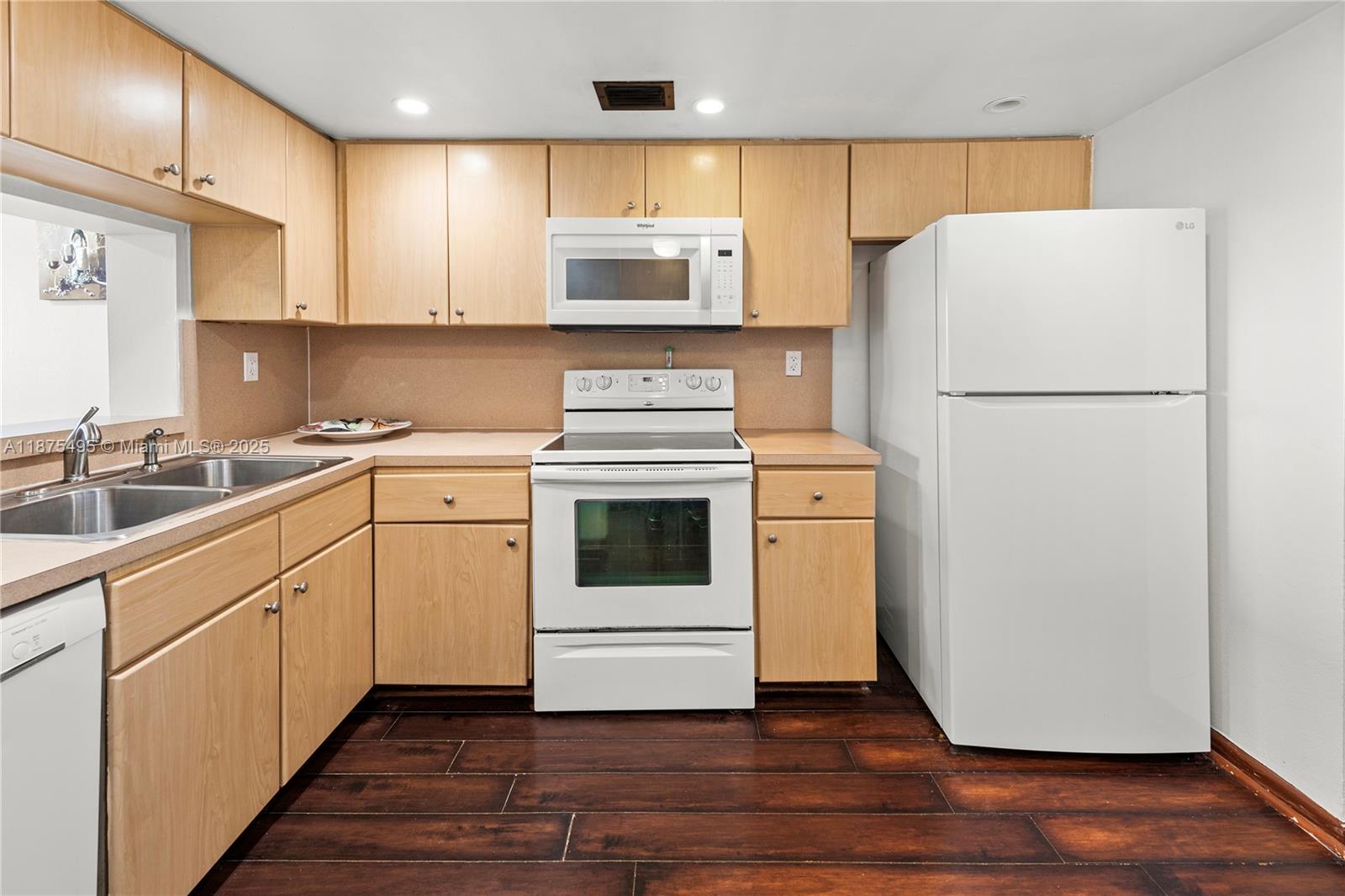 2555 Collins Ave # 403