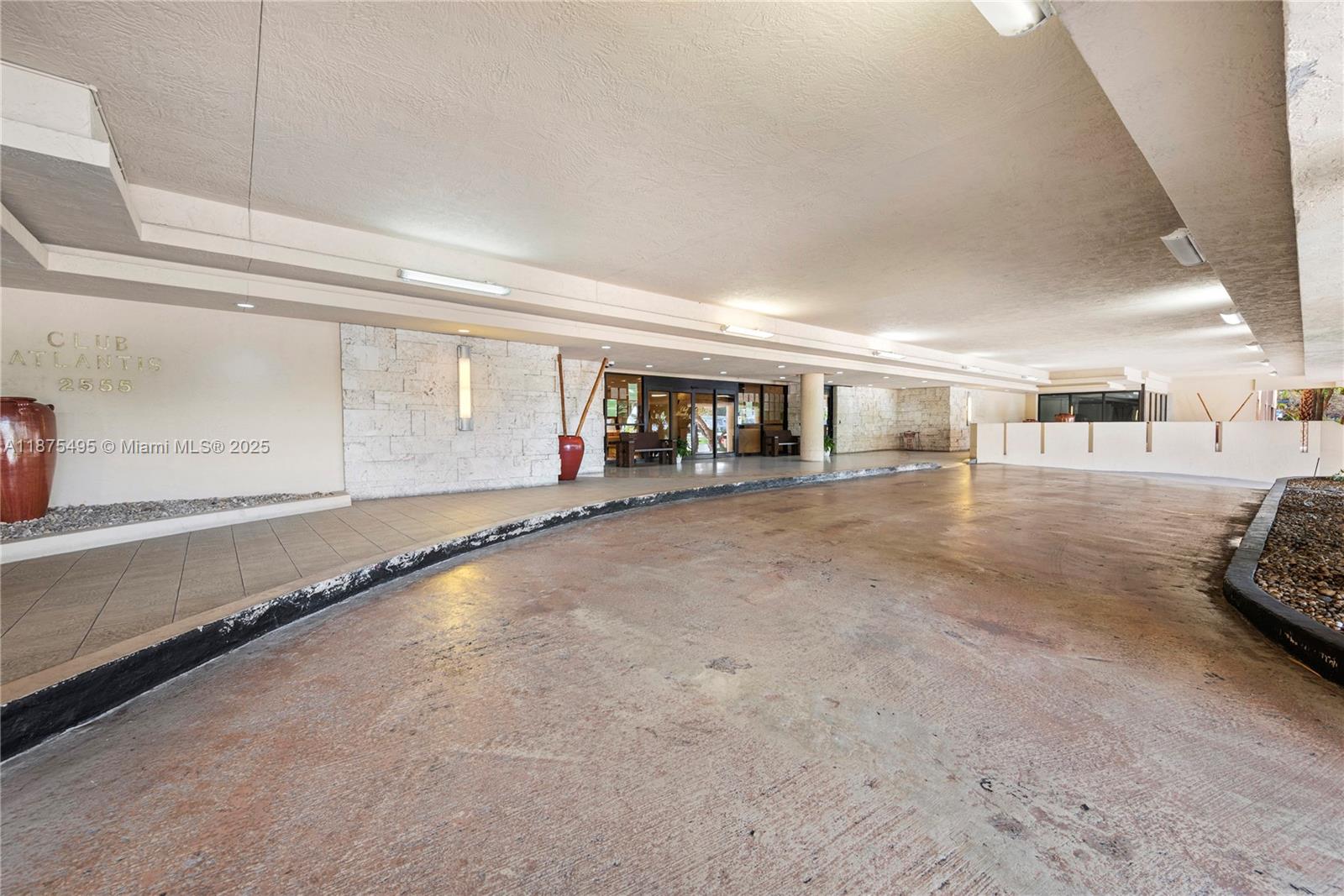 2555 Collins Ave # 403