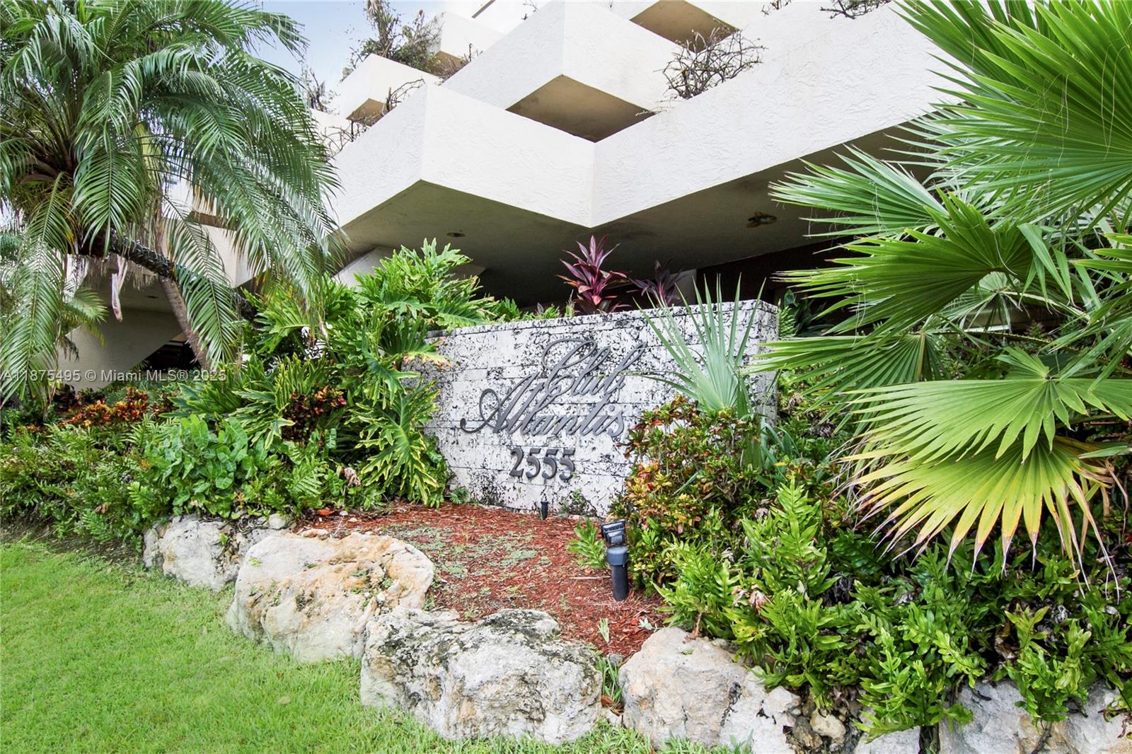 2555 Collins Ave # 403