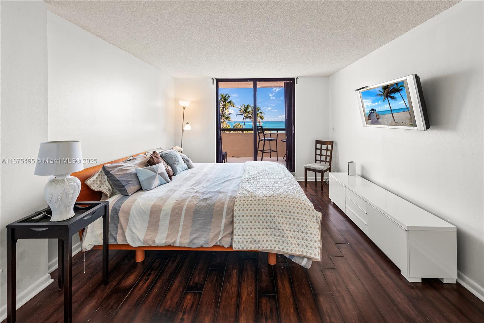 2555 Collins Ave # 403