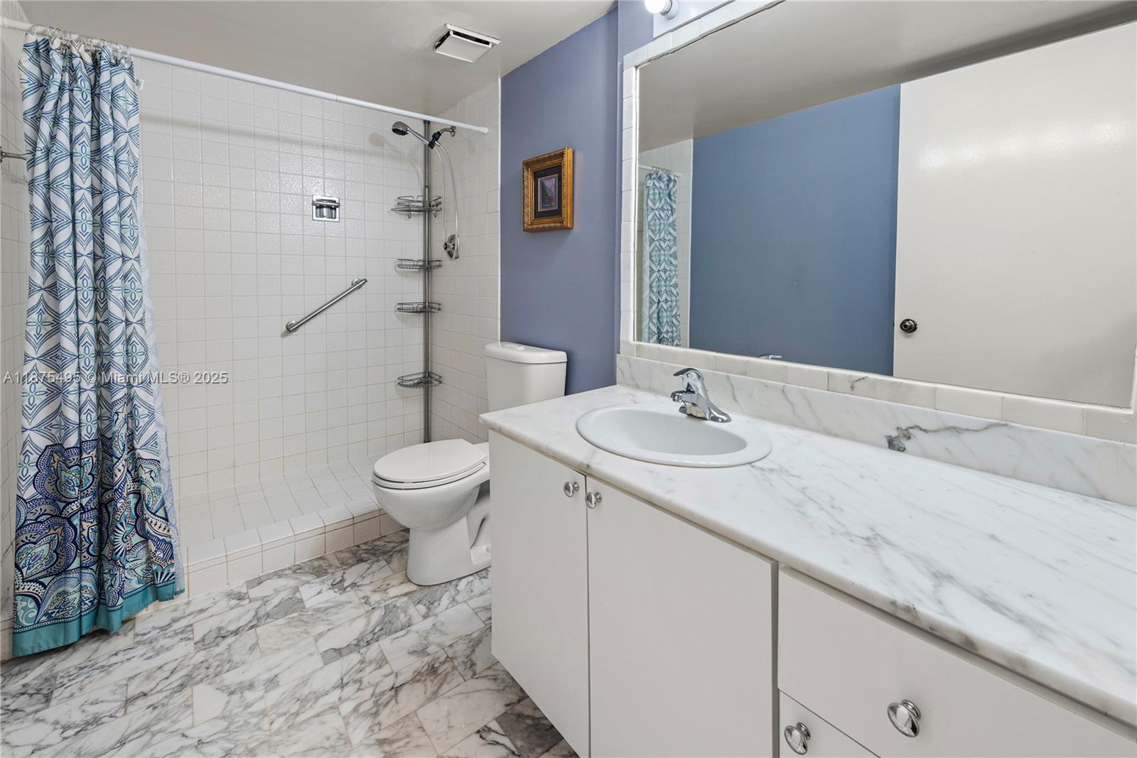 2555 Collins Ave # 403