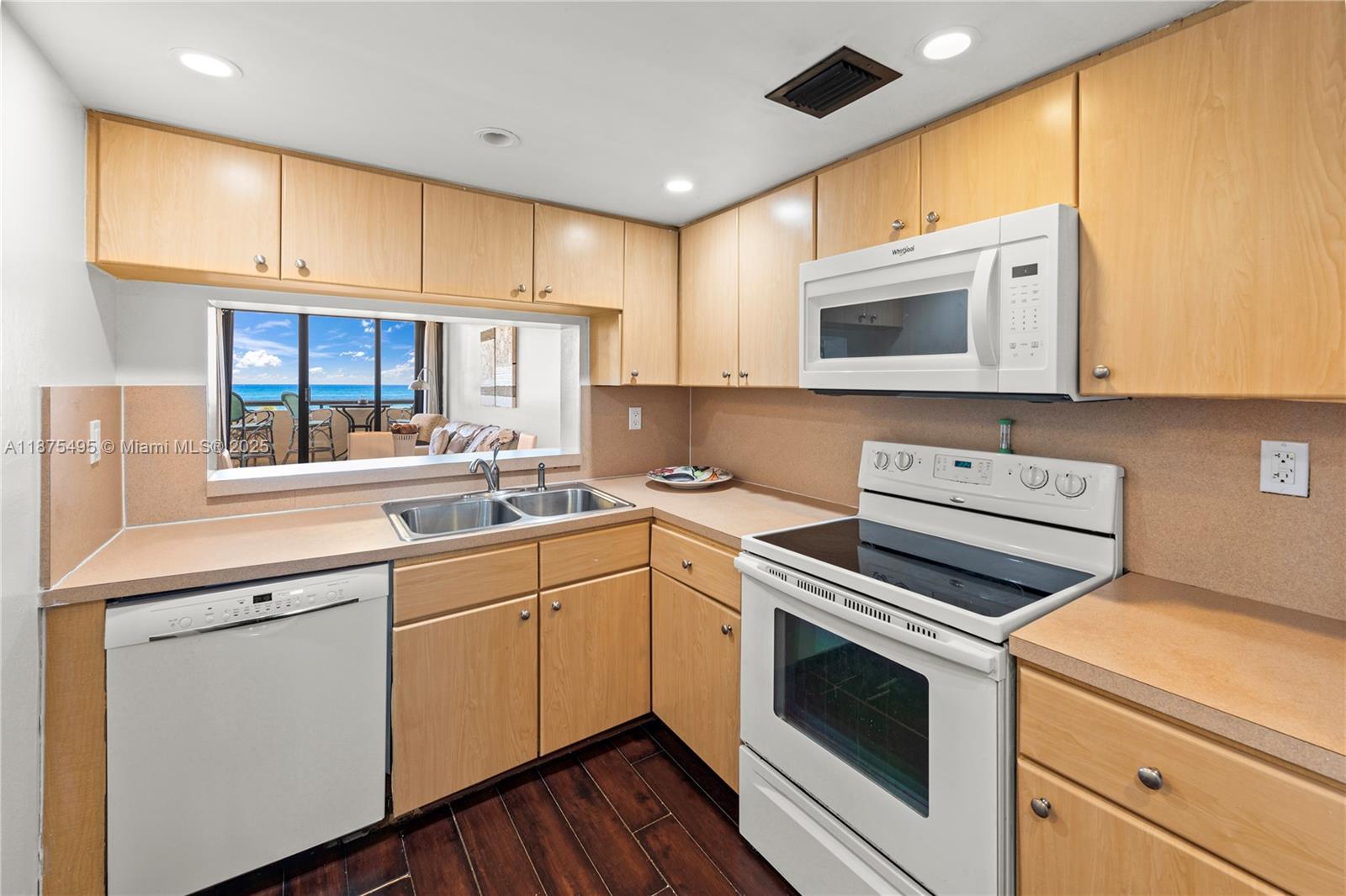 2555 Collins Ave # 403