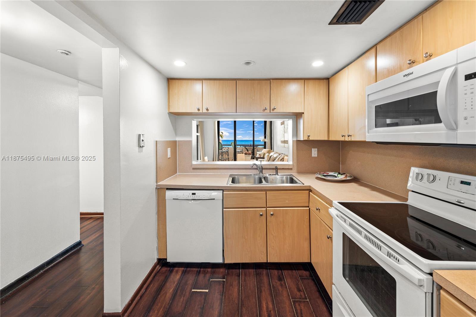 2555 Collins Ave # 403