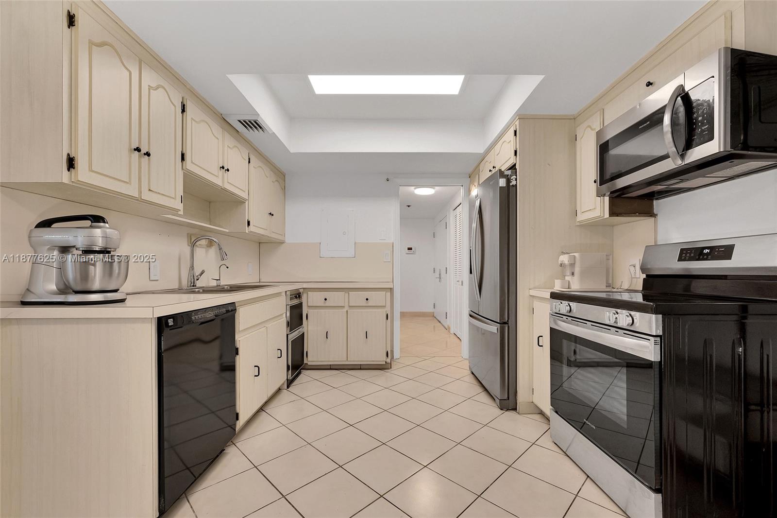 10205 Collins Ave # 807