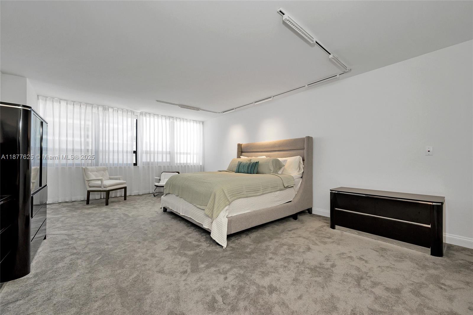 10205 Collins Ave # 807