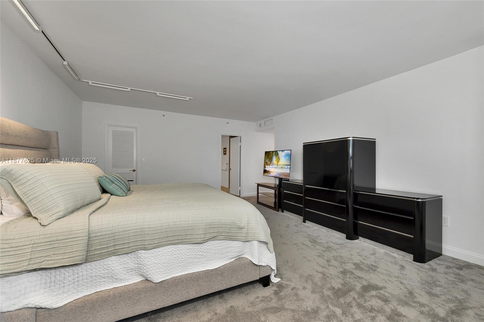 10205 Collins Ave # 807