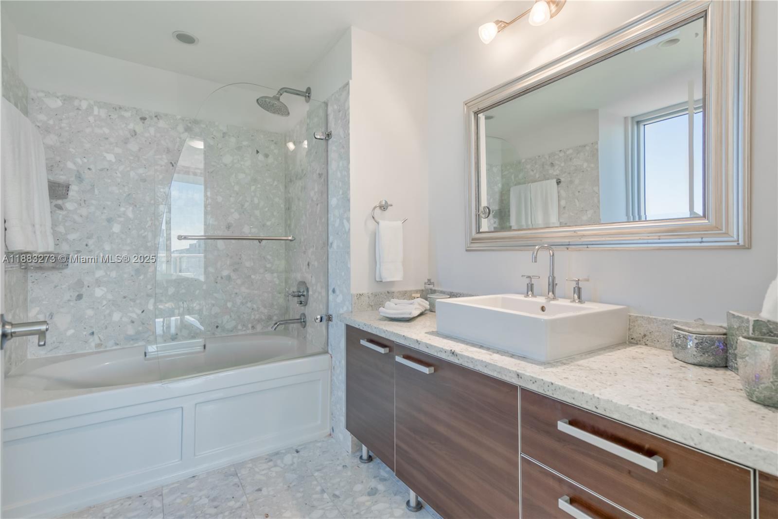 185 SW 7th St # 2002