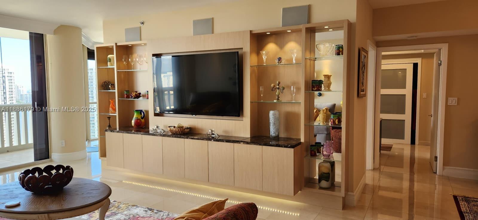 2000 Island Blvd # 2605