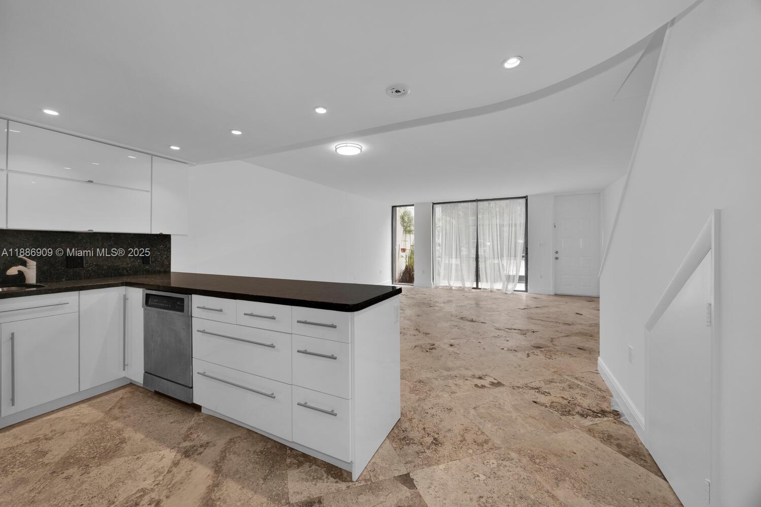 450 Grapetree Dr # 313