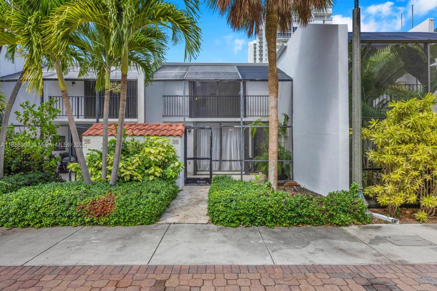 450 Grapetree Dr # 313