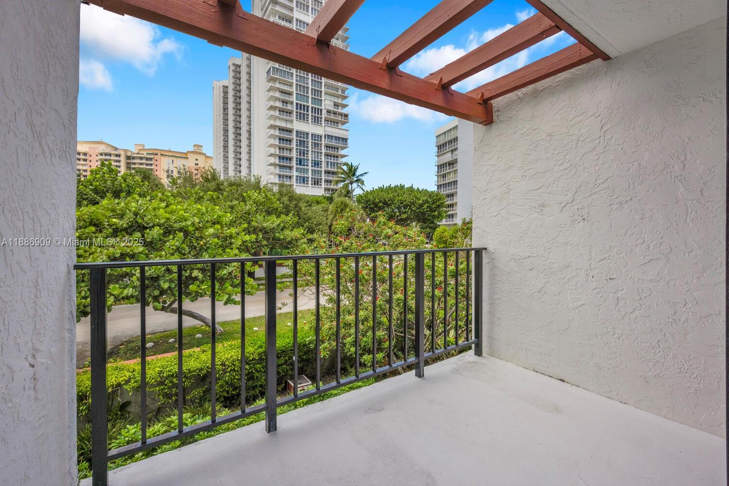 450 Grapetree Dr # 313