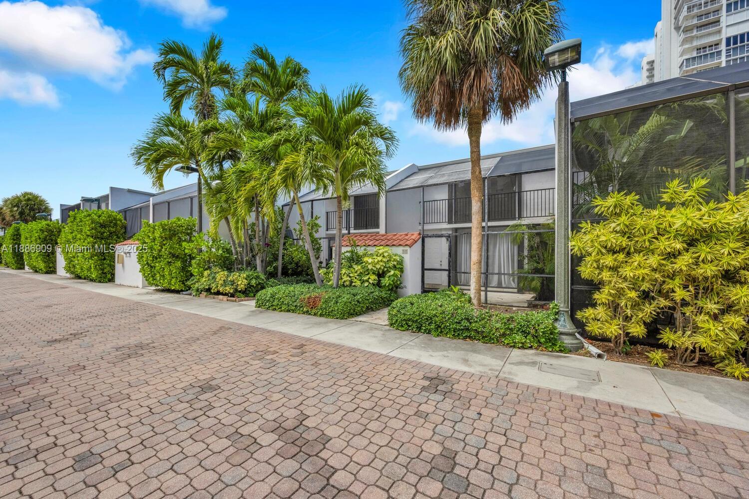 450 Grapetree Dr # 313