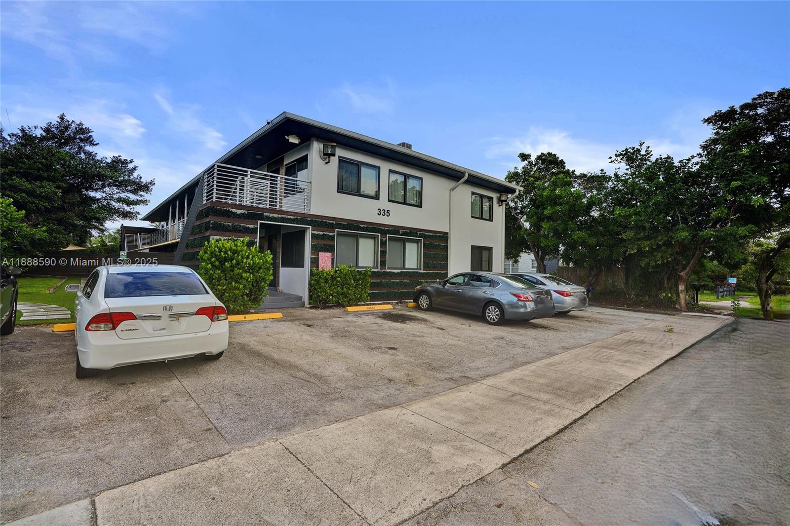 335 SW 20th St # 10