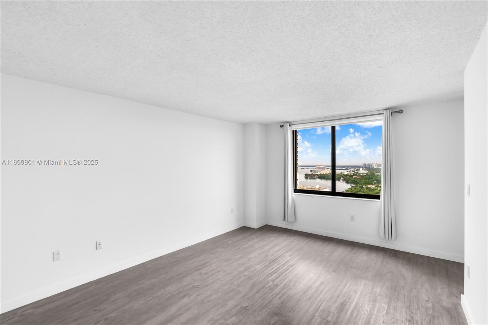 2333 Brickell Ave, Miami Unit: PH208