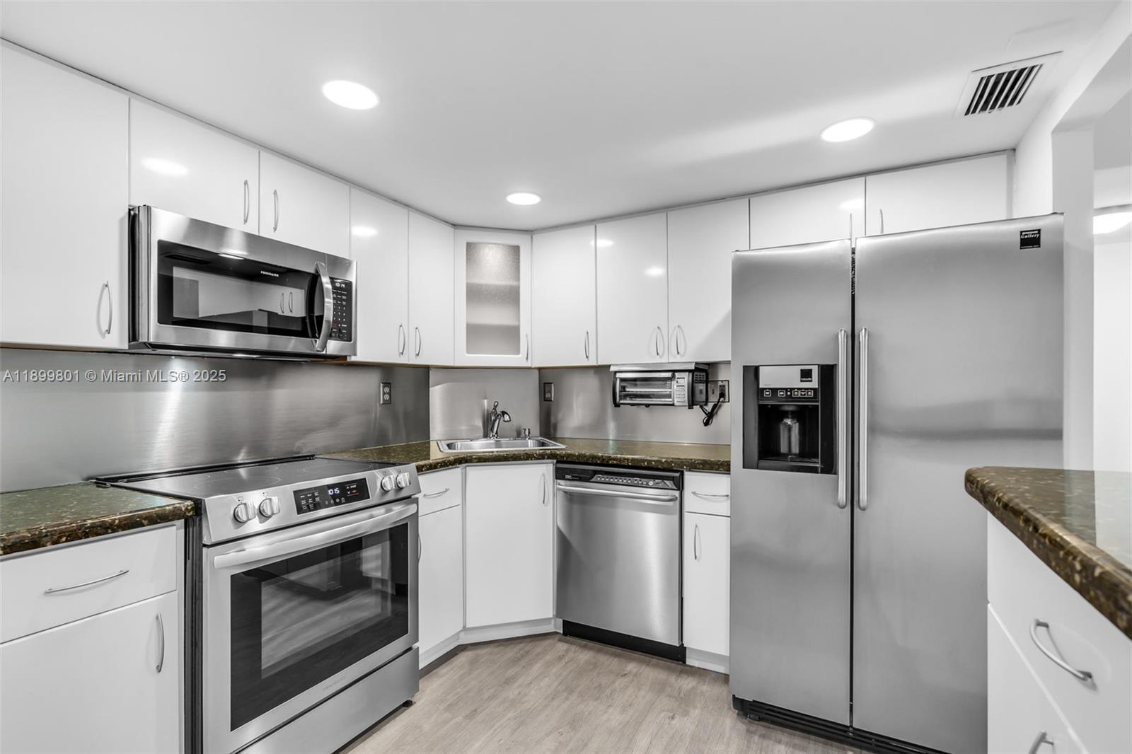 2333 Brickell Ave, Miami Unit: PH208