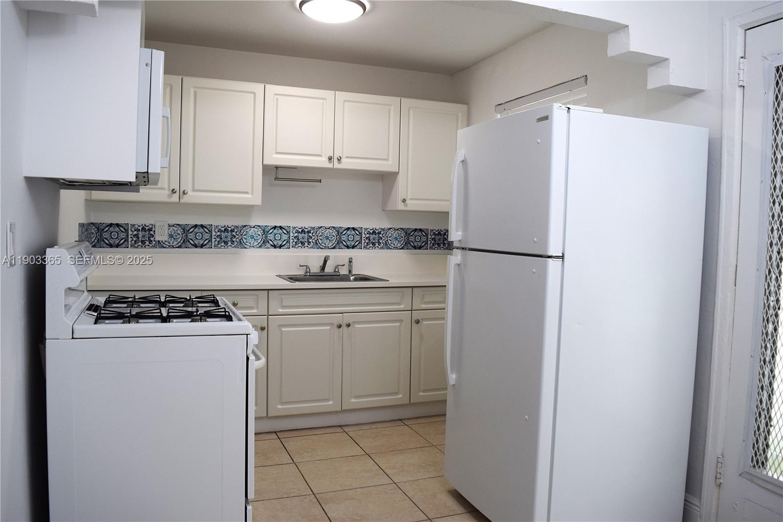 23 Phoenetia Ave # 1