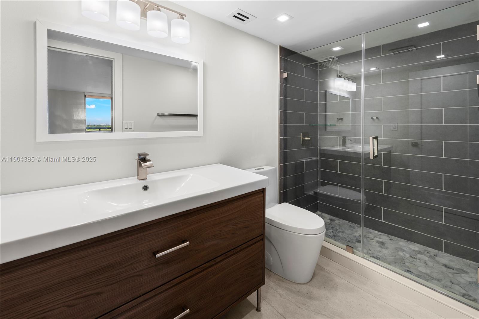 2555 Collins Ave # 904