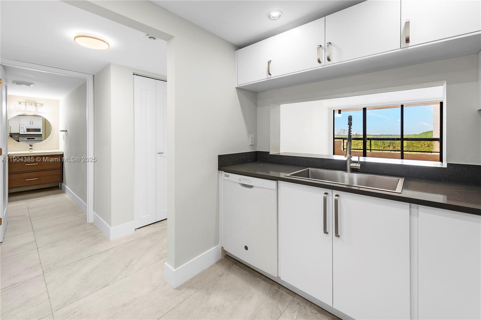 2555 Collins Ave # 904