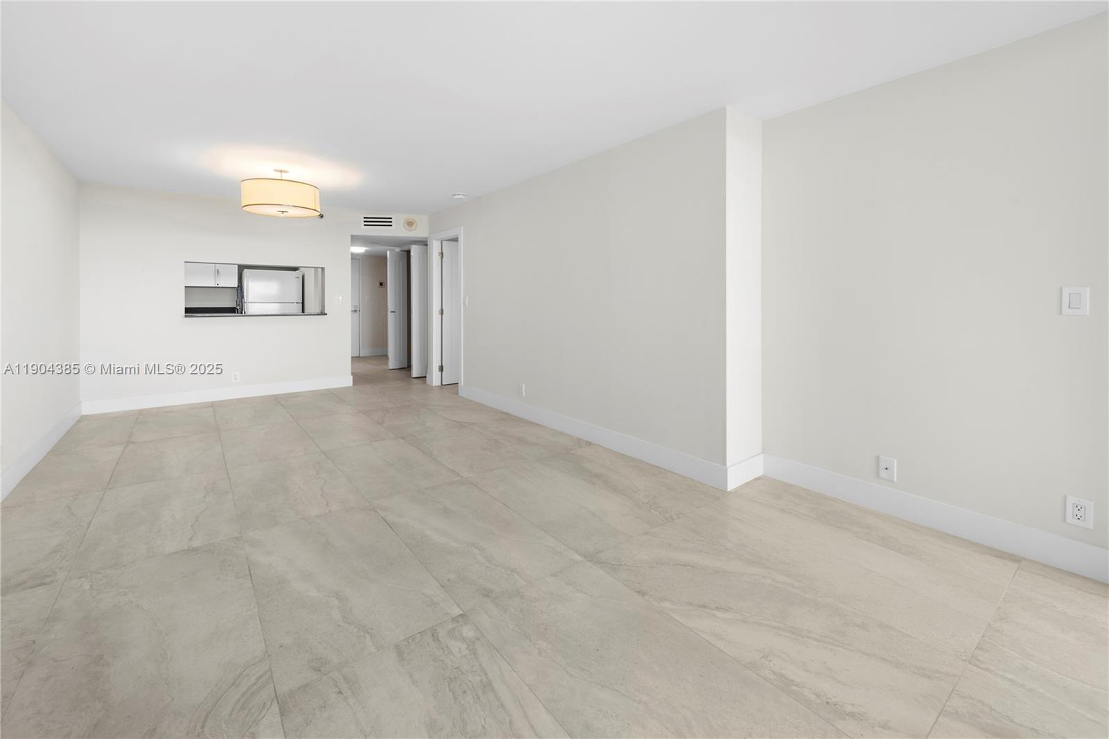 2555 Collins Ave # 904