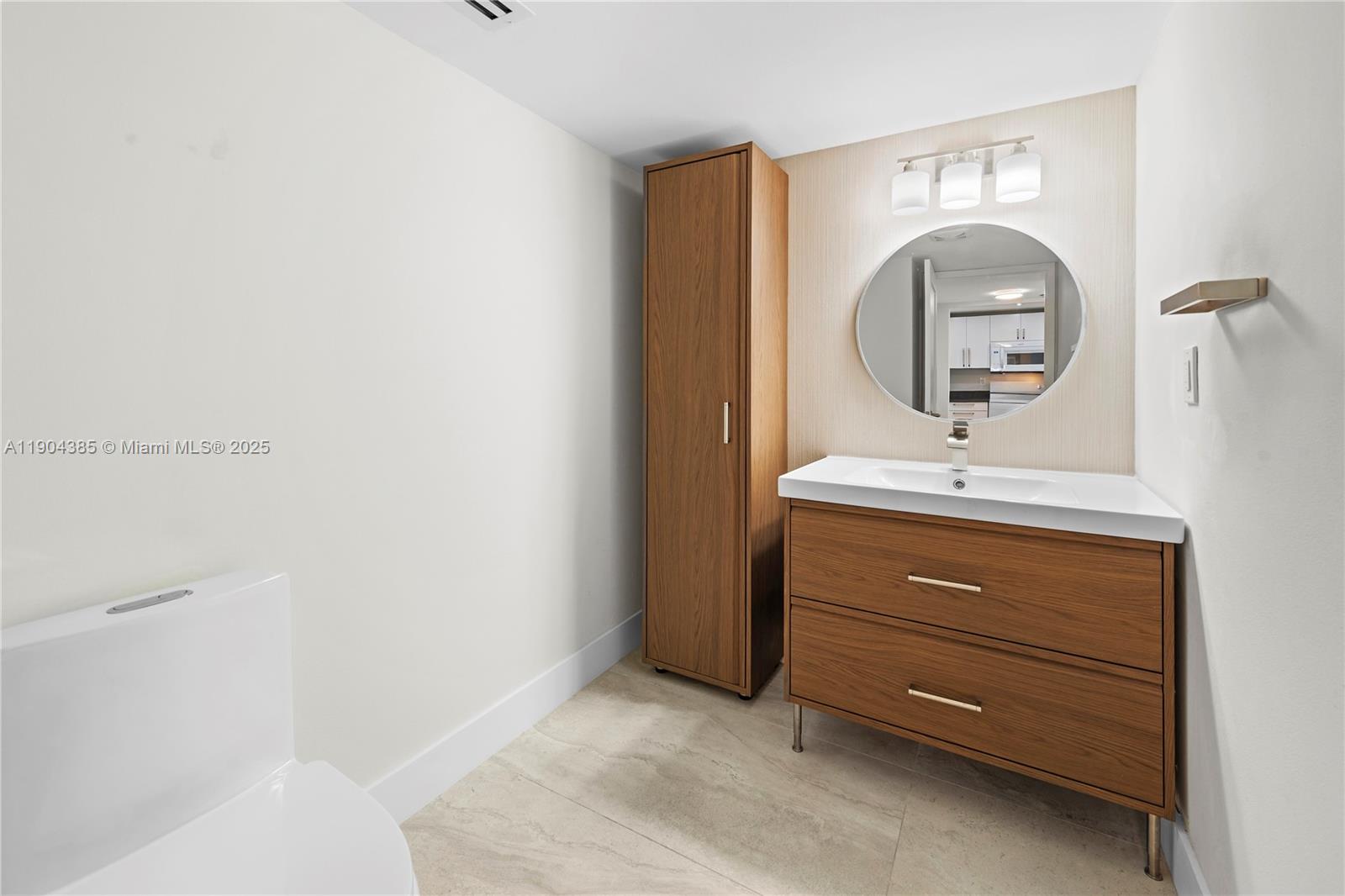 2555 Collins Ave # 904