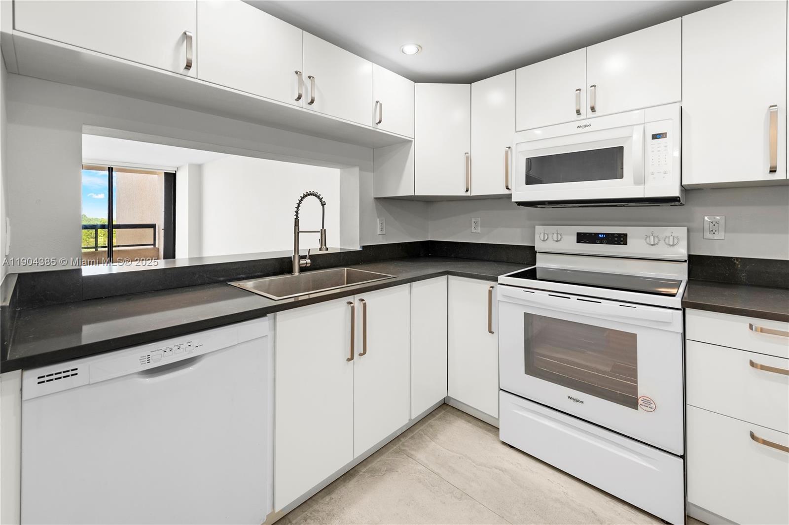 2555 Collins Ave # 904