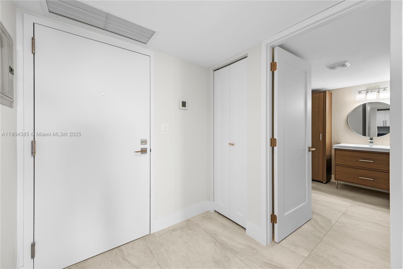 2555 Collins Ave # 904