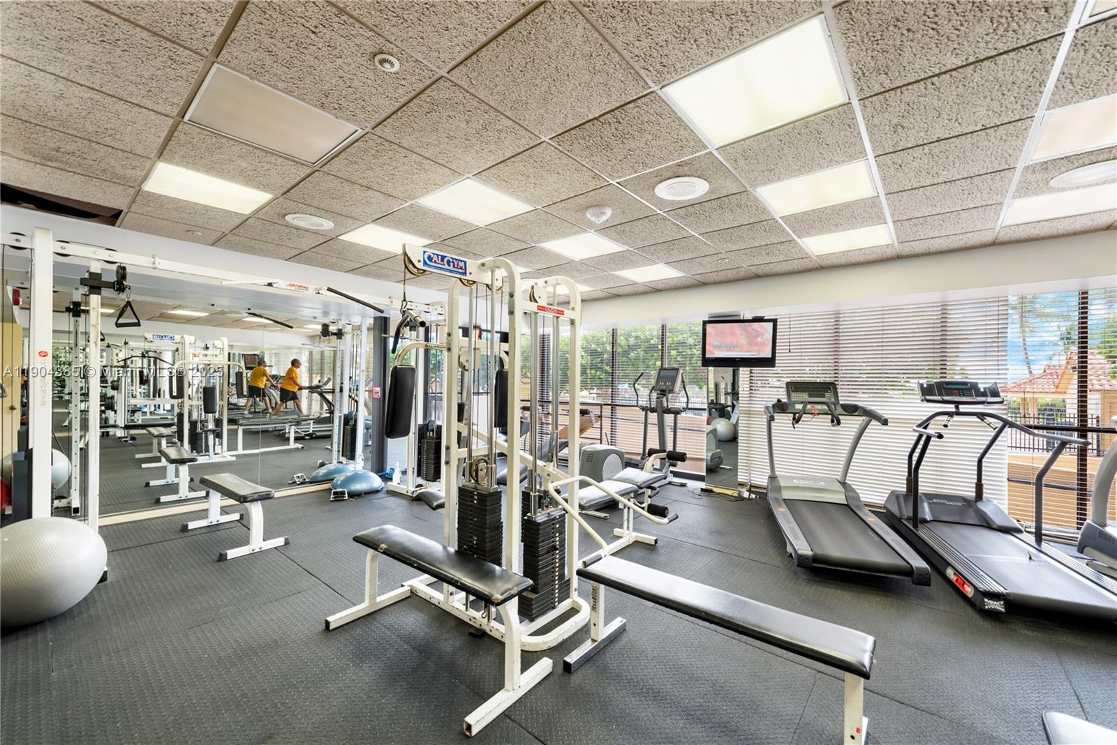 2555 Collins Ave # 904