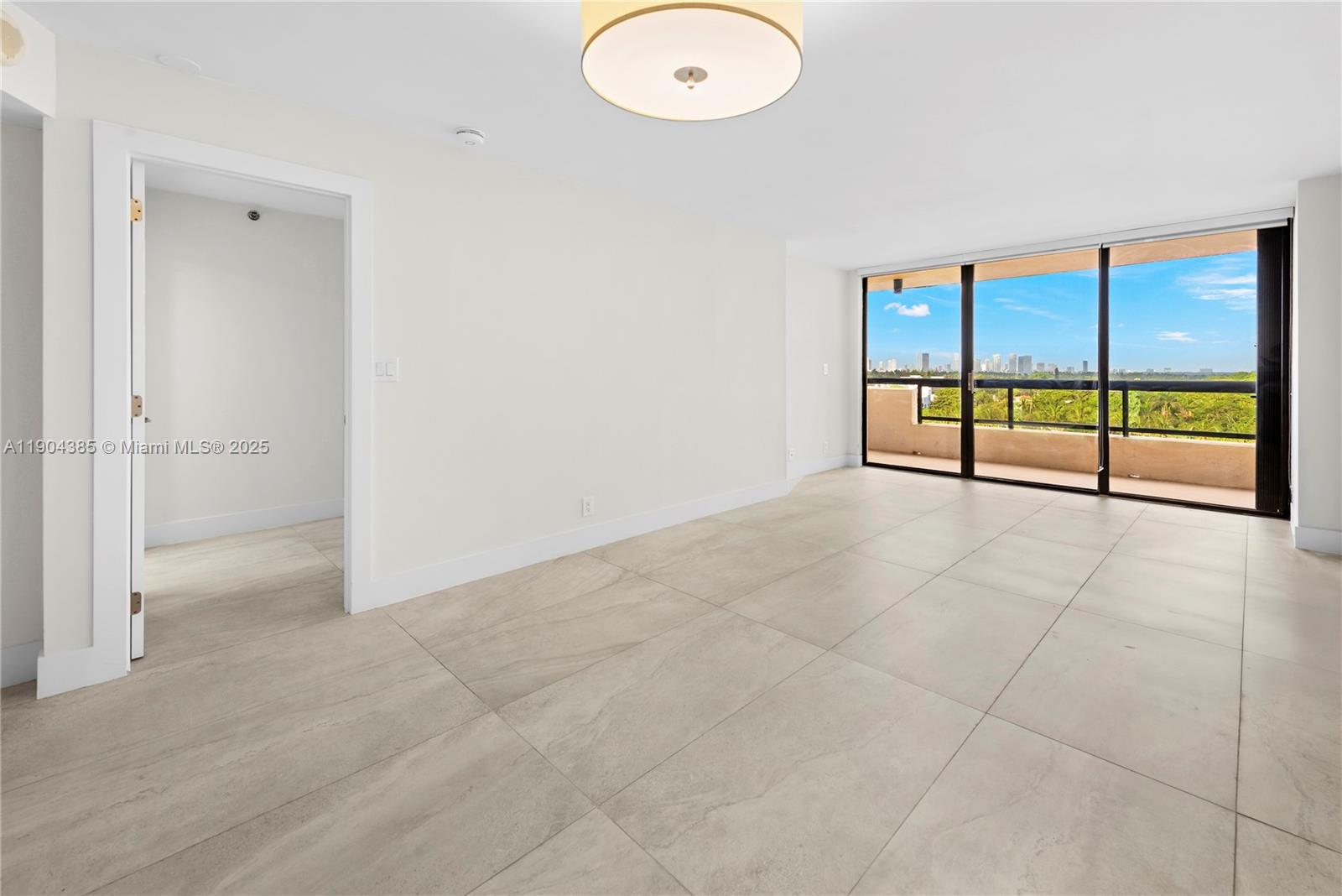 2555 Collins Ave # 904