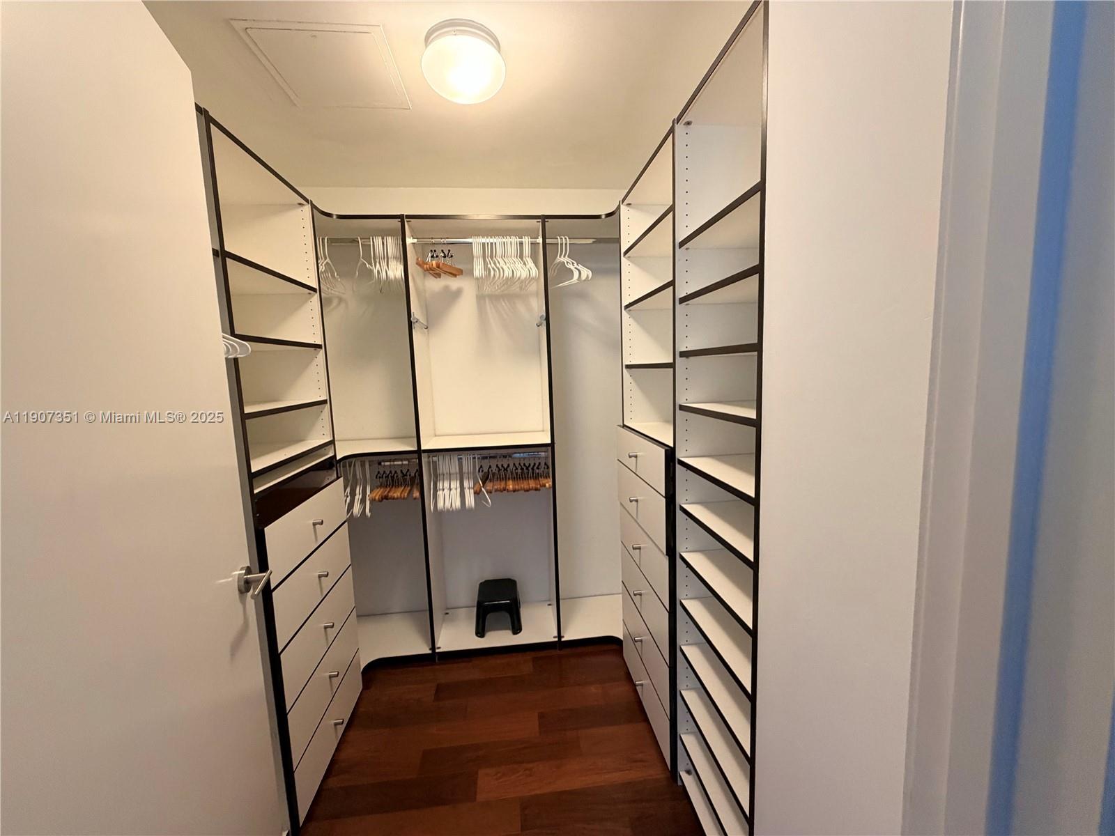 1060 Brickell Ave # 613