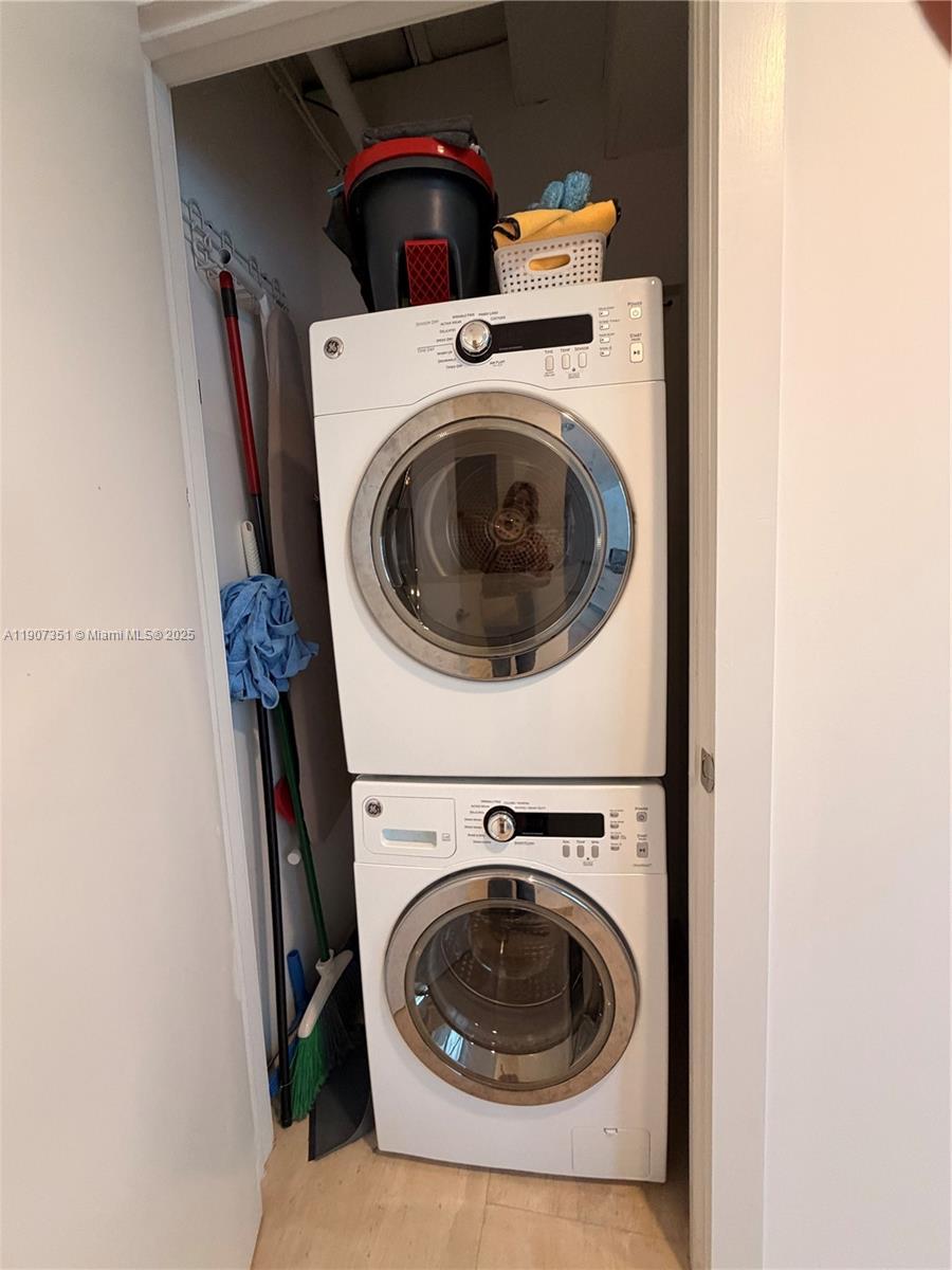 1060 Brickell Ave # 613