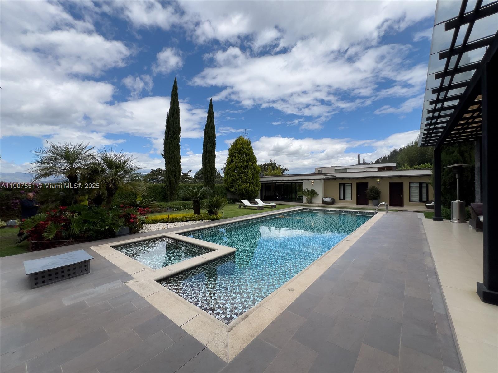 Via A Tanda Urban Rincon Del Valle