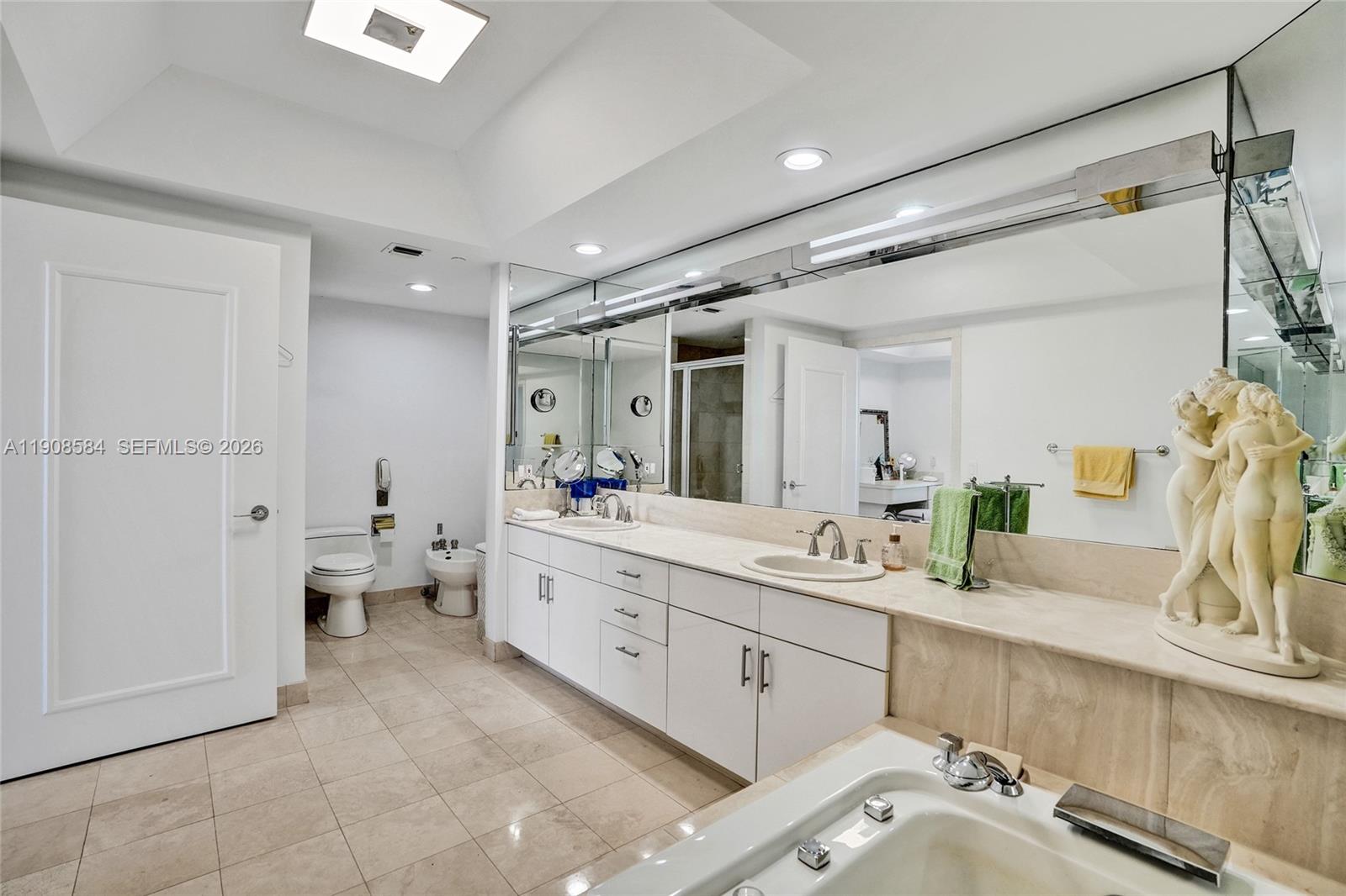 2000 Island Blvd # 1710