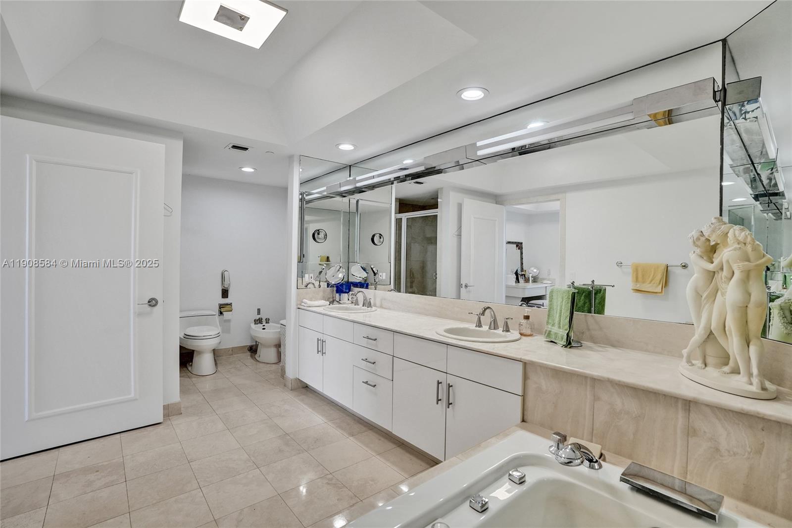 2000 Island Blvd # 1710