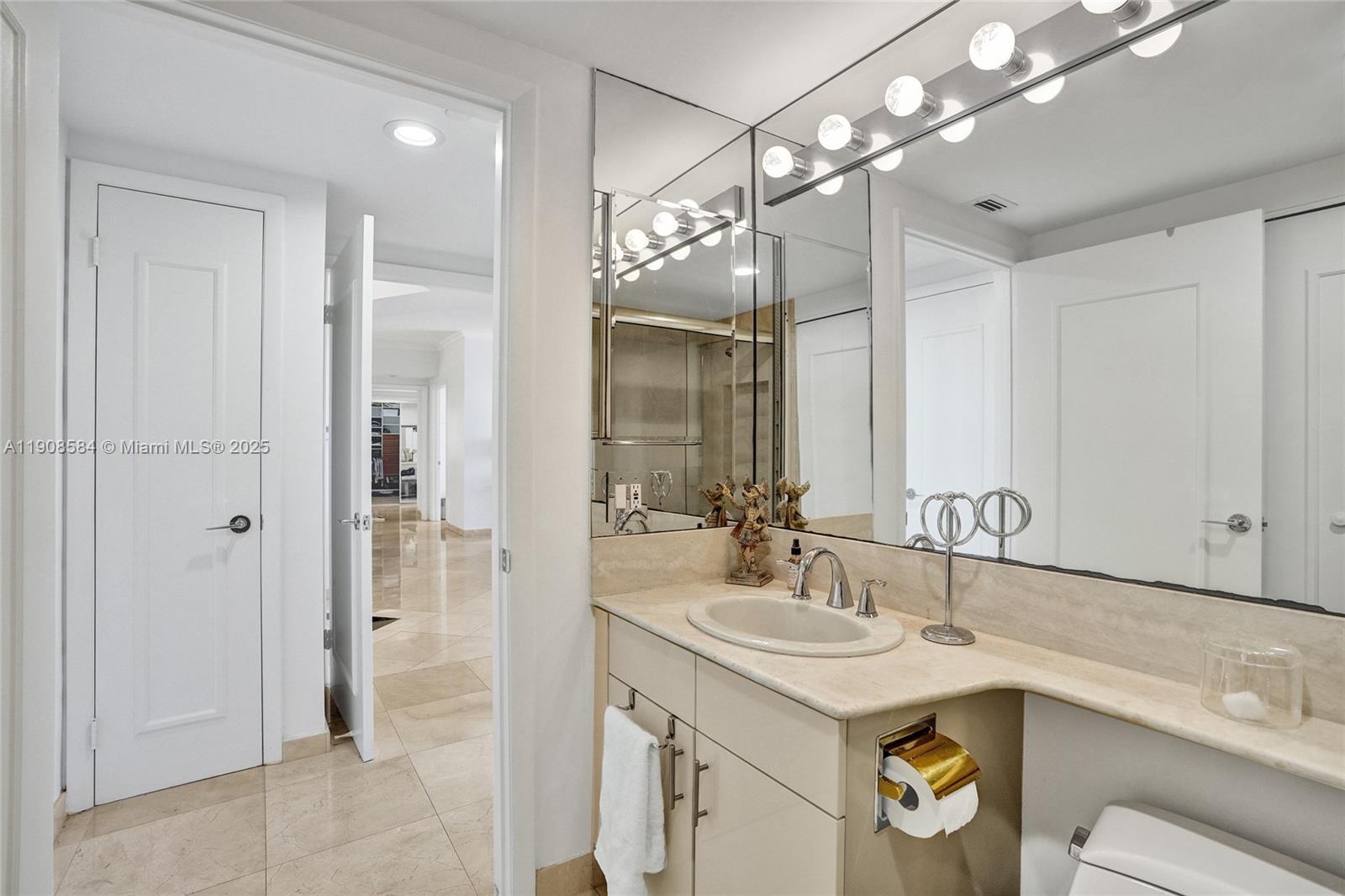 2000 Island Blvd # 1710