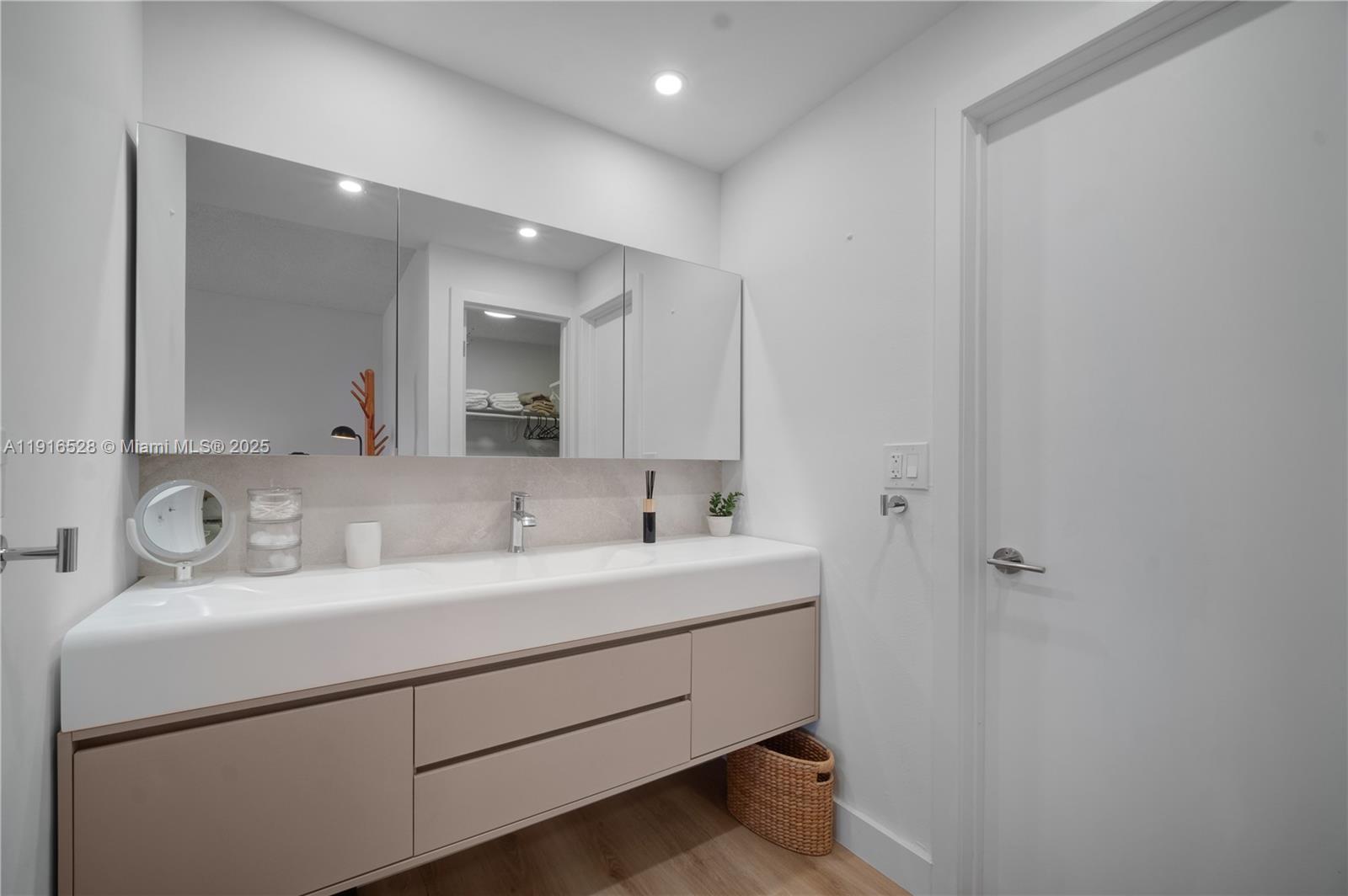 77 Crandon Blvd # 10C