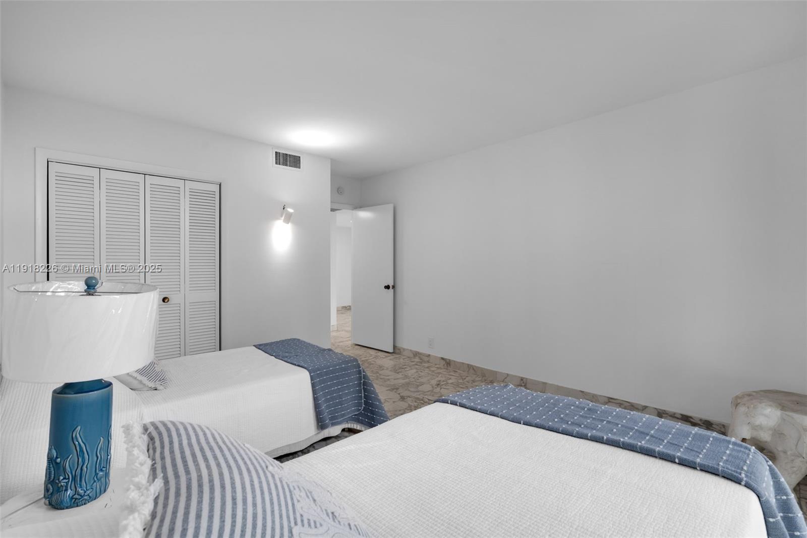 1121 Crandon Blvd # E302