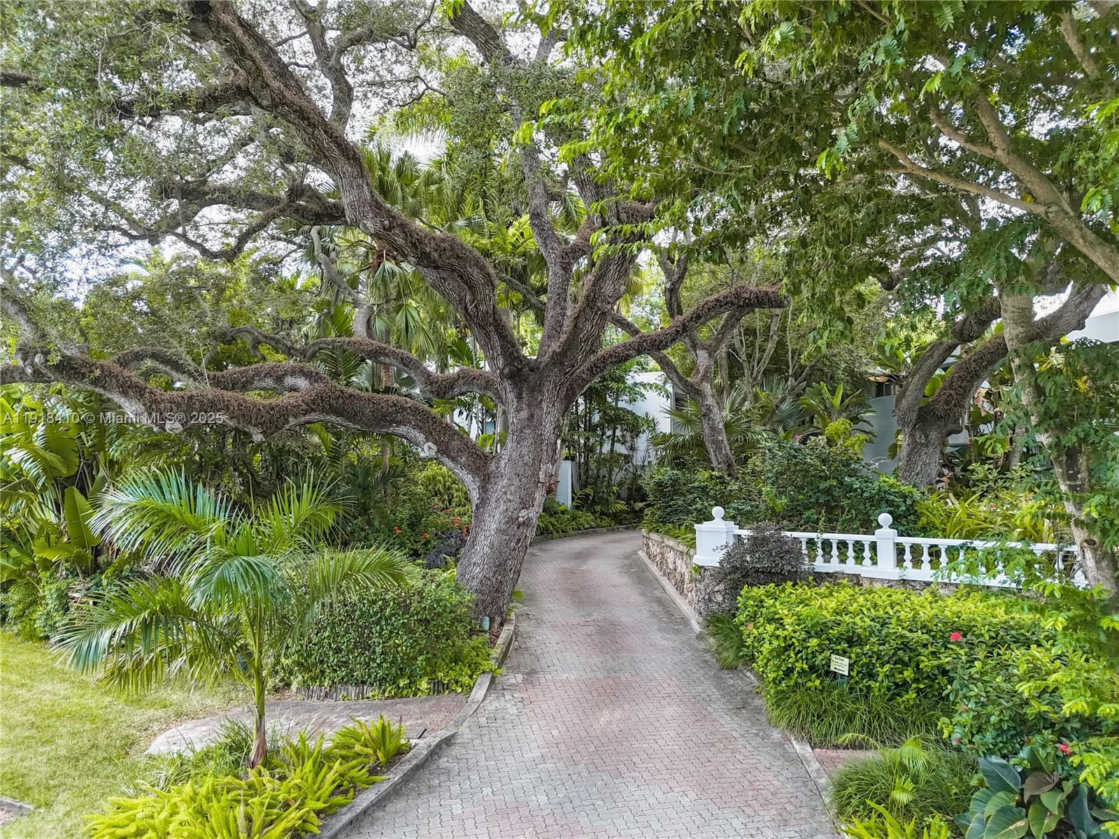 2475 S Bayshore Dr